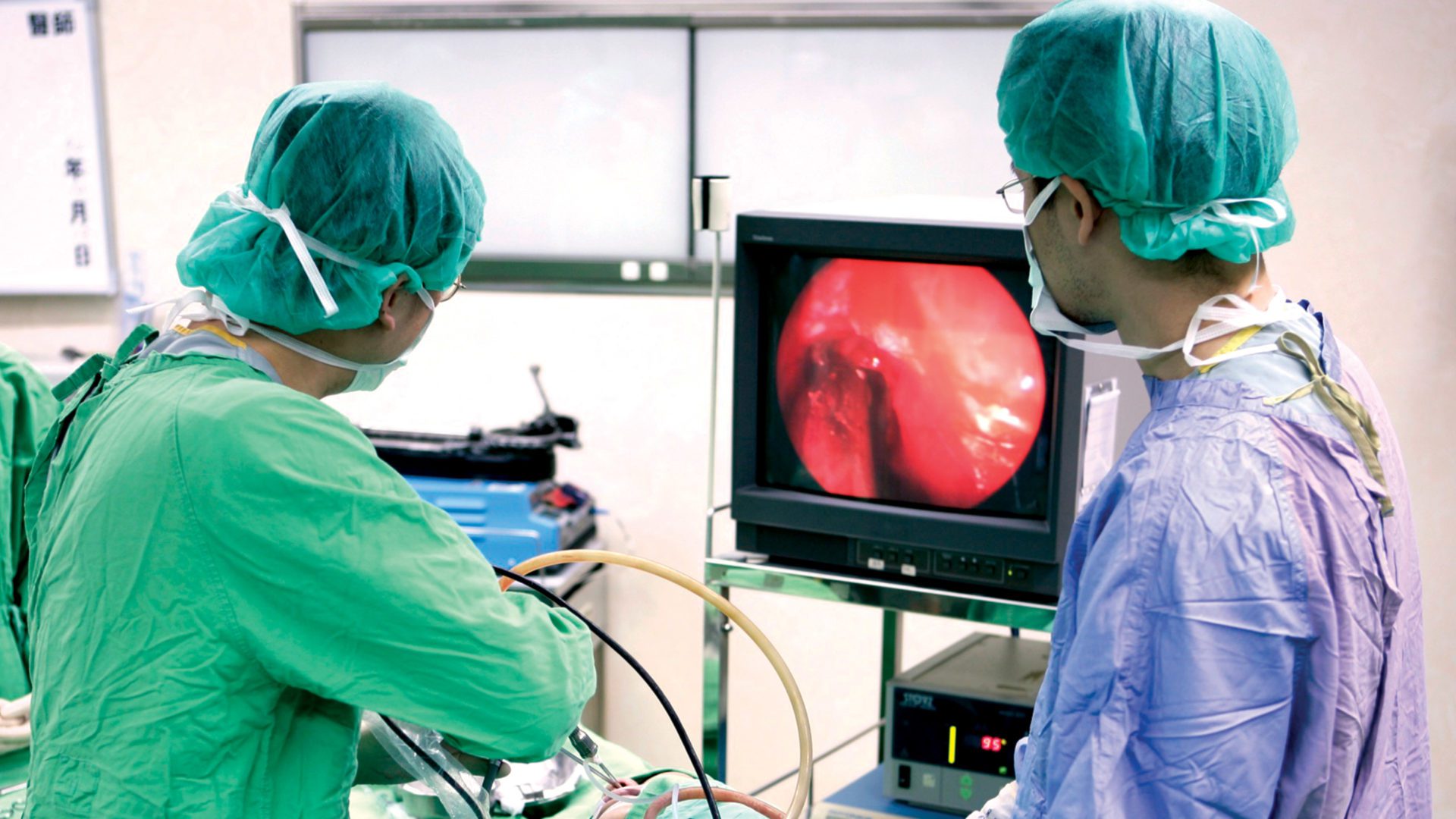 OH0093 Doctors Performing Endoscopy